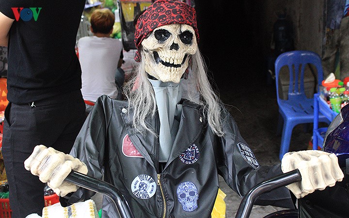 Phố Hàng Mã tràn ngập đồ chơi ma quỷ rùng rợn trước lễ Halloween