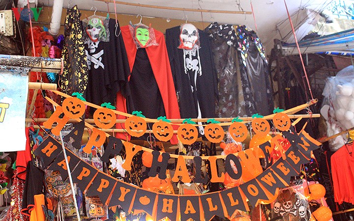 Phố Hàng Mã tràn ngập đồ chơi ma quỷ rùng rợn trước lễ Halloween