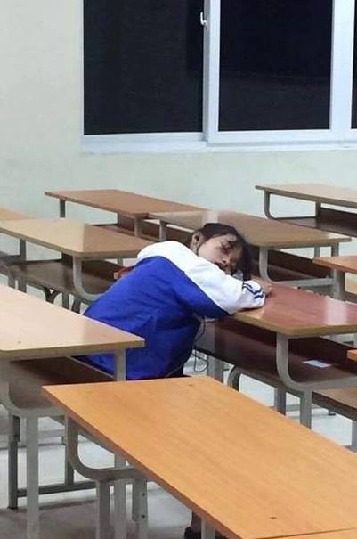 Ảnh nữ sinh ngủ mê mệt hút hàng trăm chia sẻ, nhìn ra ngoài cửa sổ càng giật mình hơn