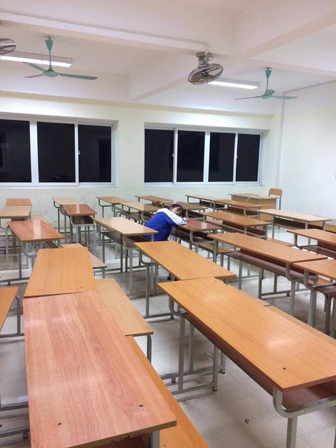 Ảnh nữ sinh ngủ mê mệt hút hàng trăm chia sẻ, nhìn ra ngoài cửa sổ càng giật mình hơn