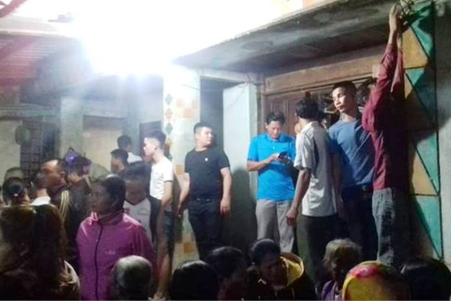 Phát hiện mẹ và con trai 18 tháng tuổi chết trong tư thế treo cổ