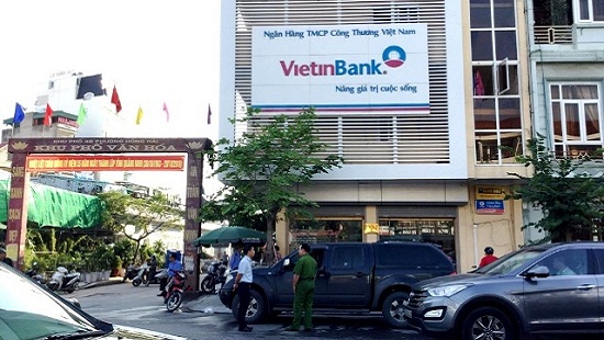 Khẩn trương điều tra vụ đập vỡ cửa kính ô tô trộm 3,5 tỉ ngay trước phòng giao dịch ngân hàng