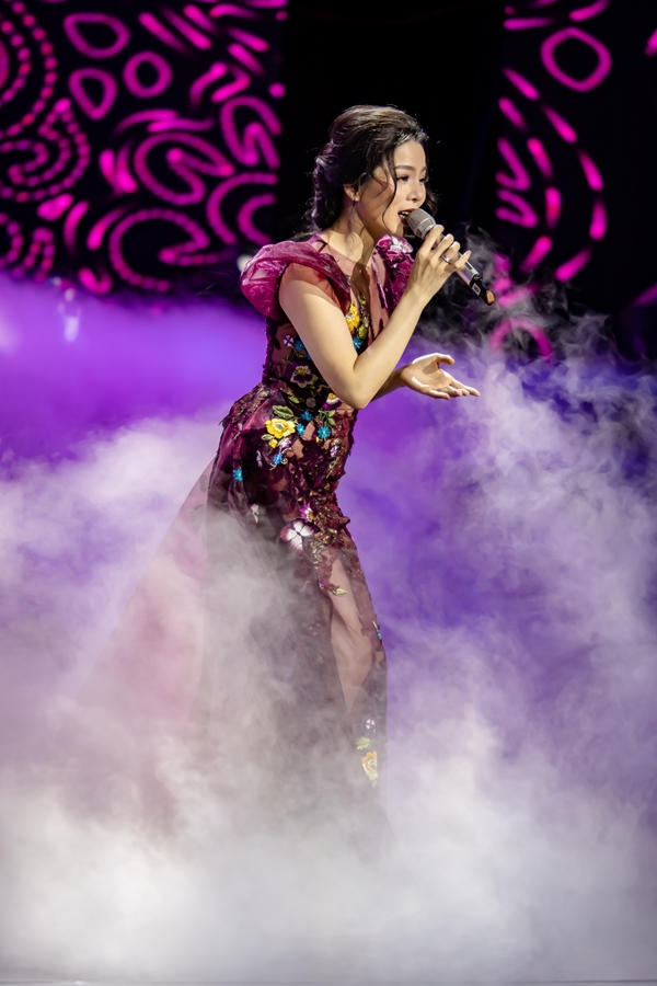 Vừa tháo sụn mũi, Lệ Quyên vẫn cháy hết 30 ca khúc trong liveshow riêng