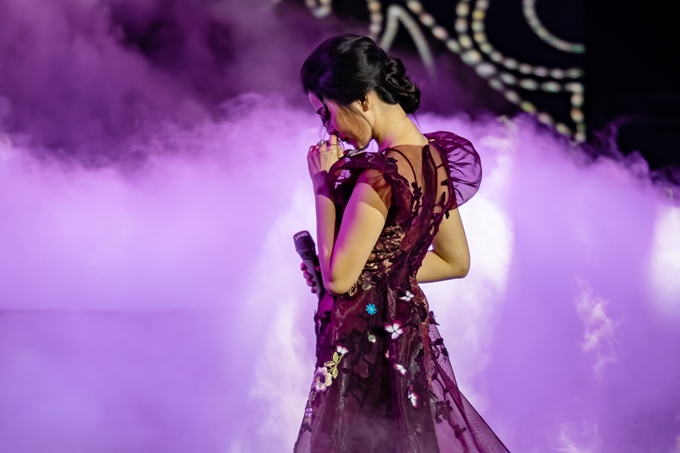 Vừa tháo sụn mũi, Lệ Quyên vẫn cháy hết 30 ca khúc trong liveshow riêng