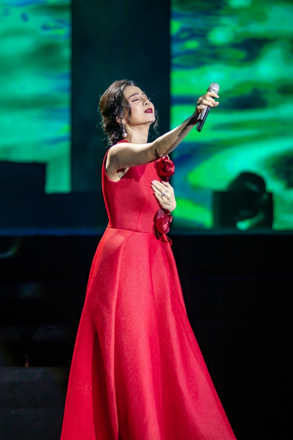 Vừa tháo sụn mũi, Lệ Quyên vẫn cháy hết 30 ca khúc trong liveshow riêng