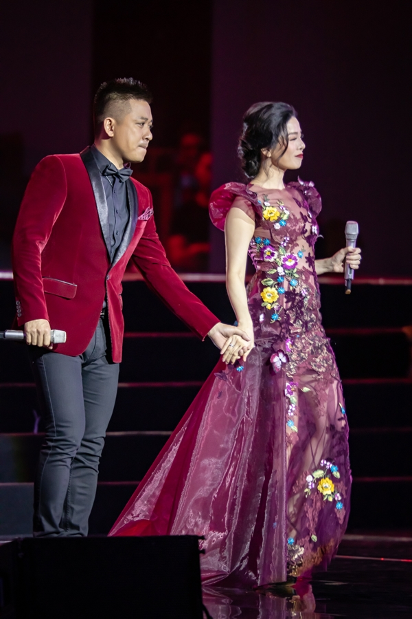 Vừa tháo sụn mũi, Lệ Quyên vẫn cháy hết 30 ca khúc trong liveshow riêng