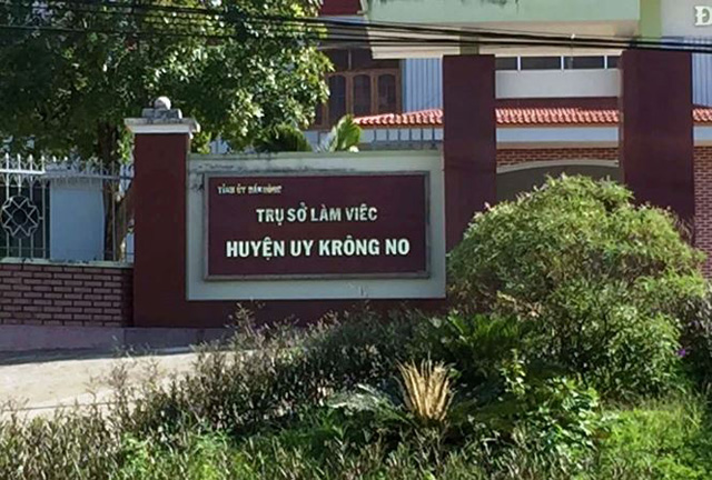 Trưởng ban Tổ chức Huyện ủy dùng hồ sơ của chú để... đi học!