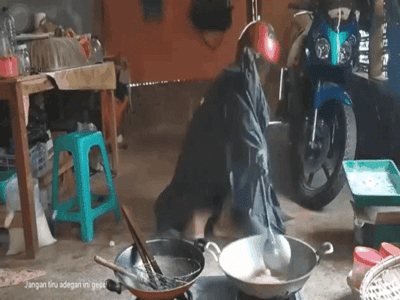 Ông chồng vào bếp thay vợ khiến dân mạng cười tắt thở vì áo giáp kín người, ngỡ đang xào lựu đạn