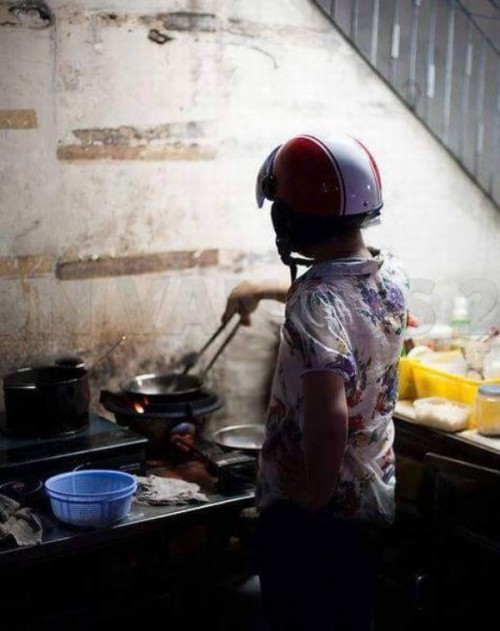 Ông chồng vào bếp thay vợ khiến dân mạng cười tắt thở vì áo giáp kín người, ngỡ đang xào lựu đạn