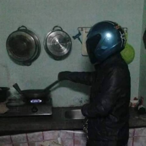 Ông chồng vào bếp thay vợ khiến dân mạng cười tắt thở vì áo giáp kín người, ngỡ đang xào lựu đạn