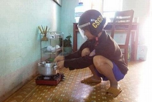 Ông chồng vào bếp thay vợ khiến dân mạng cười tắt thở vì áo giáp kín người, ngỡ đang xào lựu đạn