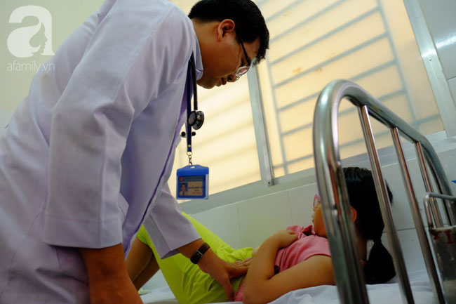 Đã xác định nguyên nhân ban đầu vụ hàng chục trẻ em bị ngộ độc sau khi ăn bánh mì chà bông gà ở TP.HCM