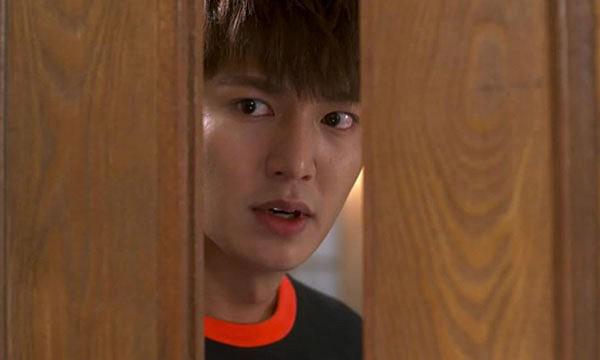 Vợ đẻ nửa năm vẫn bắt chồng nhịn, một đêm nghe tiếng hổn hển tôi đẩy cửa vào thì...