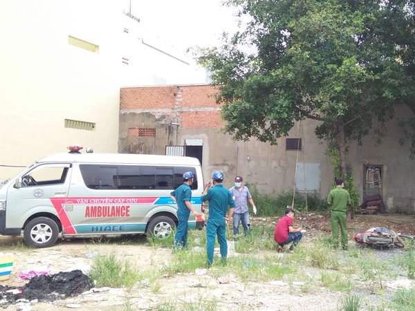 TP.HCM: Người đàn ông gục chết trên xe máy, khám xét có kim tiêm