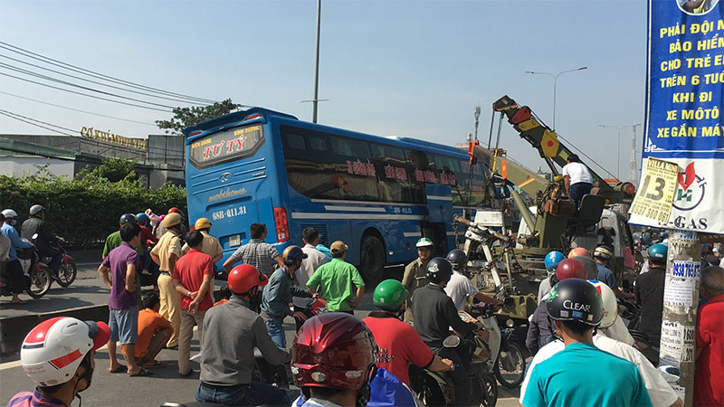 Xe khách vắt vẻo trên dải phân cách, hàng chục người hoảng loạn