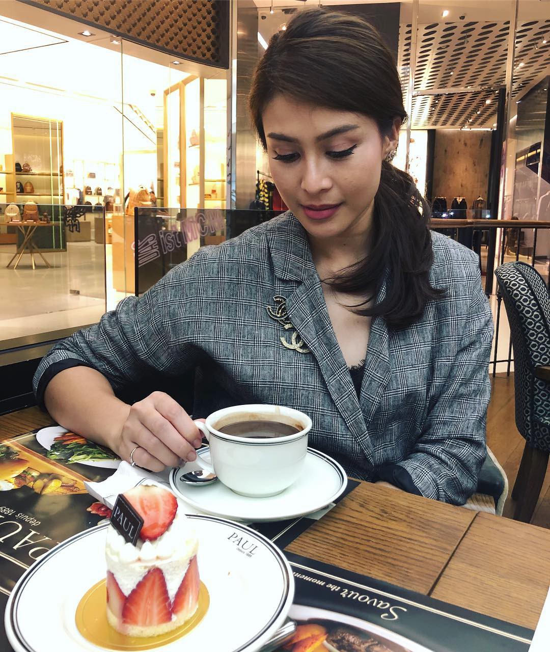 Sự nghiệp không phải dạng vừa của nữ trợ lý tử nạn cùng chủ tịch Leicester - Á hậu Hoàn vũ Thái Lan