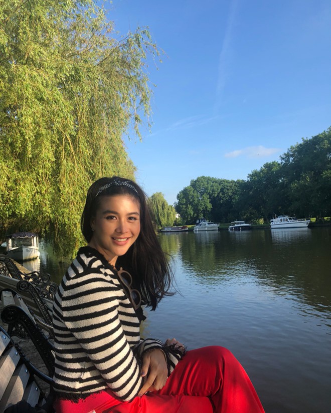 Sự nghiệp không phải dạng vừa của nữ trợ lý tử nạn cùng chủ tịch Leicester - Á hậu Hoàn vũ Thái Lan