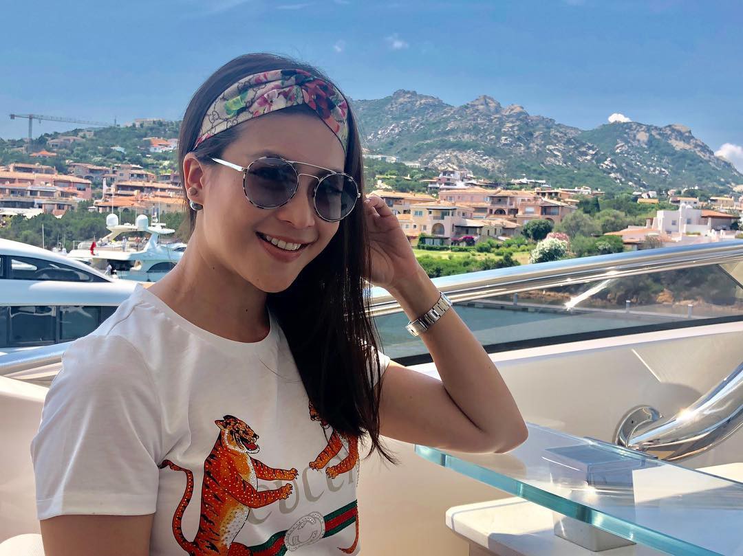 Sự nghiệp không phải dạng vừa của nữ trợ lý tử nạn cùng chủ tịch Leicester - Á hậu Hoàn vũ Thái Lan