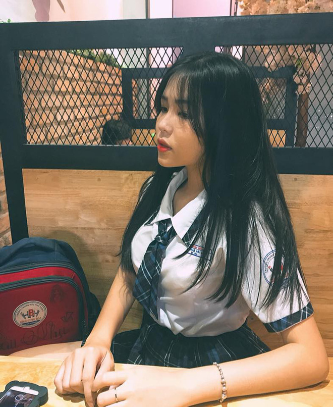 Cô bạn với số đo 91-64-96 nổi bật của THPT Bình Hưng Hoà: Mình mặc gì cũng dễ thành sexy với người khác