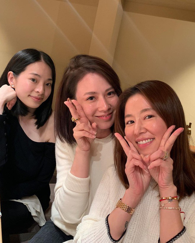 Hẹn hò với hội chị em bạn dì nhưng Lâm Tâm Như cũng không quên dắt theo ông xã Hoắc Kiến Hoa