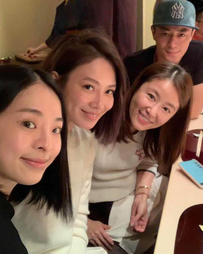 Hẹn hò với hội chị em bạn dì nhưng Lâm Tâm Như cũng không quên dắt theo ông xã Hoắc Kiến Hoa