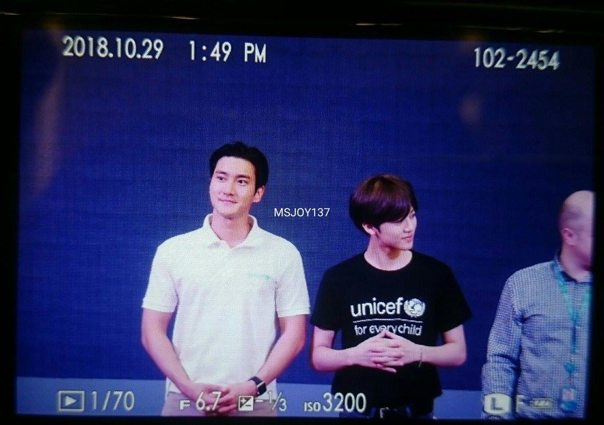 Sáng vừa thả thính sẽ đến Việt Nam, Siwon hiện đã có mặt tại trường đại học ở Hà Nội cùng thành viên NCT