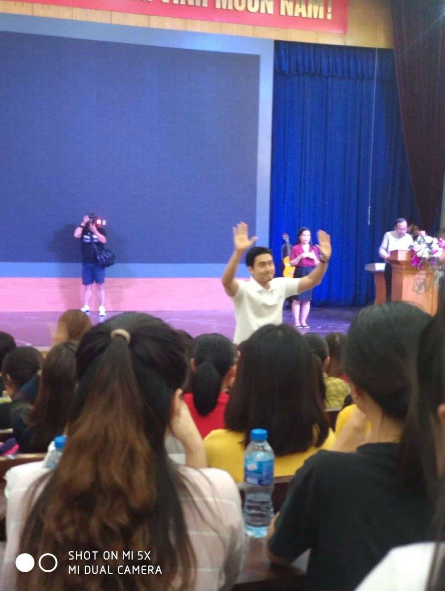 Sáng vừa thả thính sẽ đến Việt Nam, Siwon hiện đã có mặt tại trường đại học ở Hà Nội cùng thành viên NCT