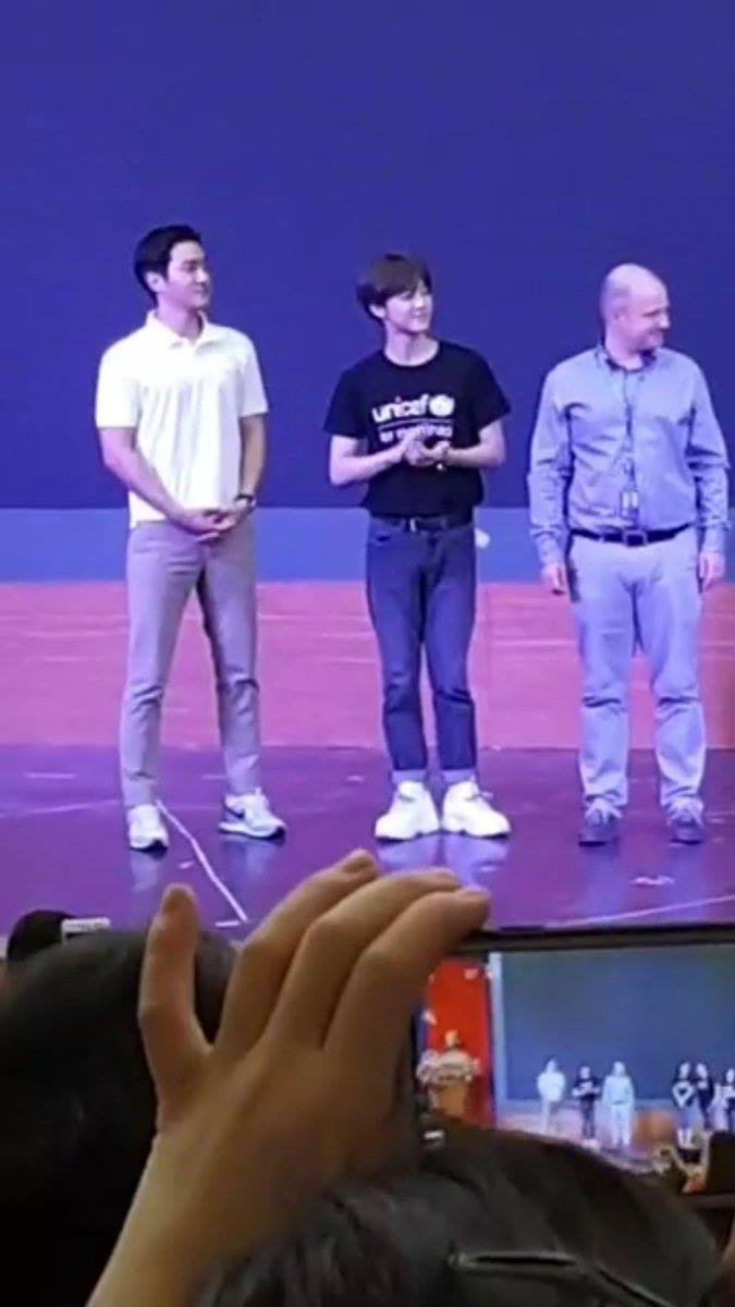 Sáng vừa thả thính sẽ đến Việt Nam, Siwon hiện đã có mặt tại trường đại học ở Hà Nội cùng thành viên NCT