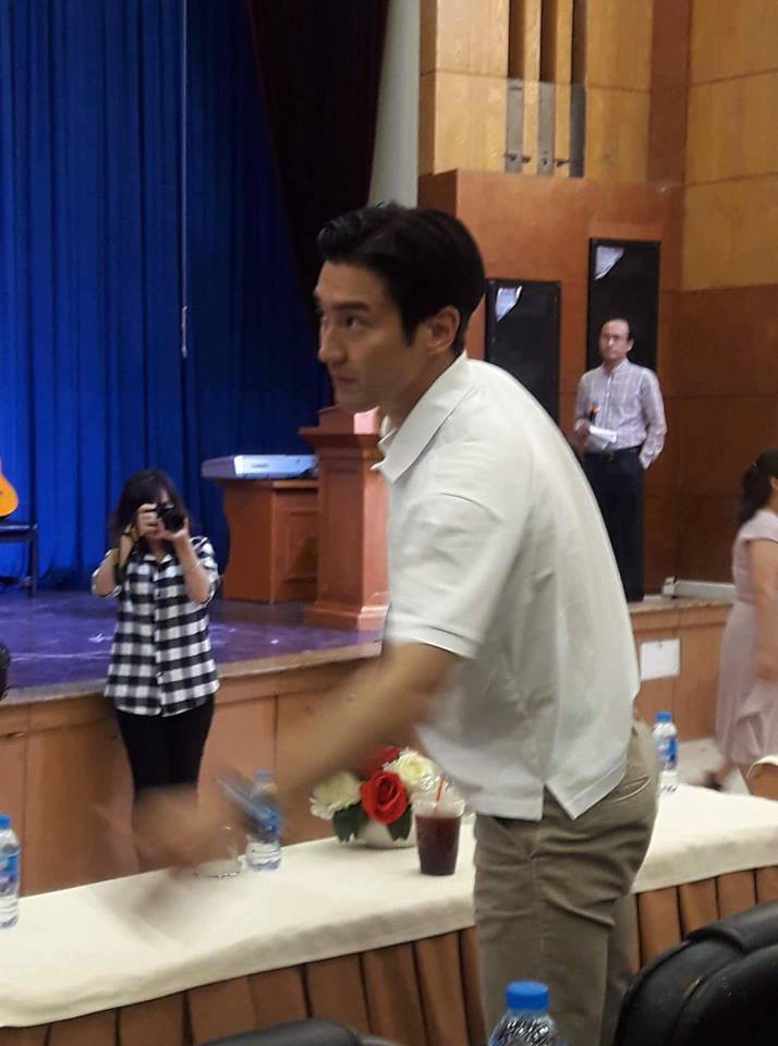 Sáng vừa thả thính sẽ đến Việt Nam, Siwon hiện đã có mặt tại trường đại học ở Hà Nội cùng thành viên NCT