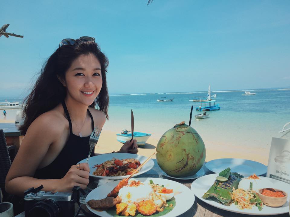 Đã đẹp lại còn giỏi, cựu sinh viên Bách Khoa trở thành tiếp viên hàng không với cuộc sống như mơ