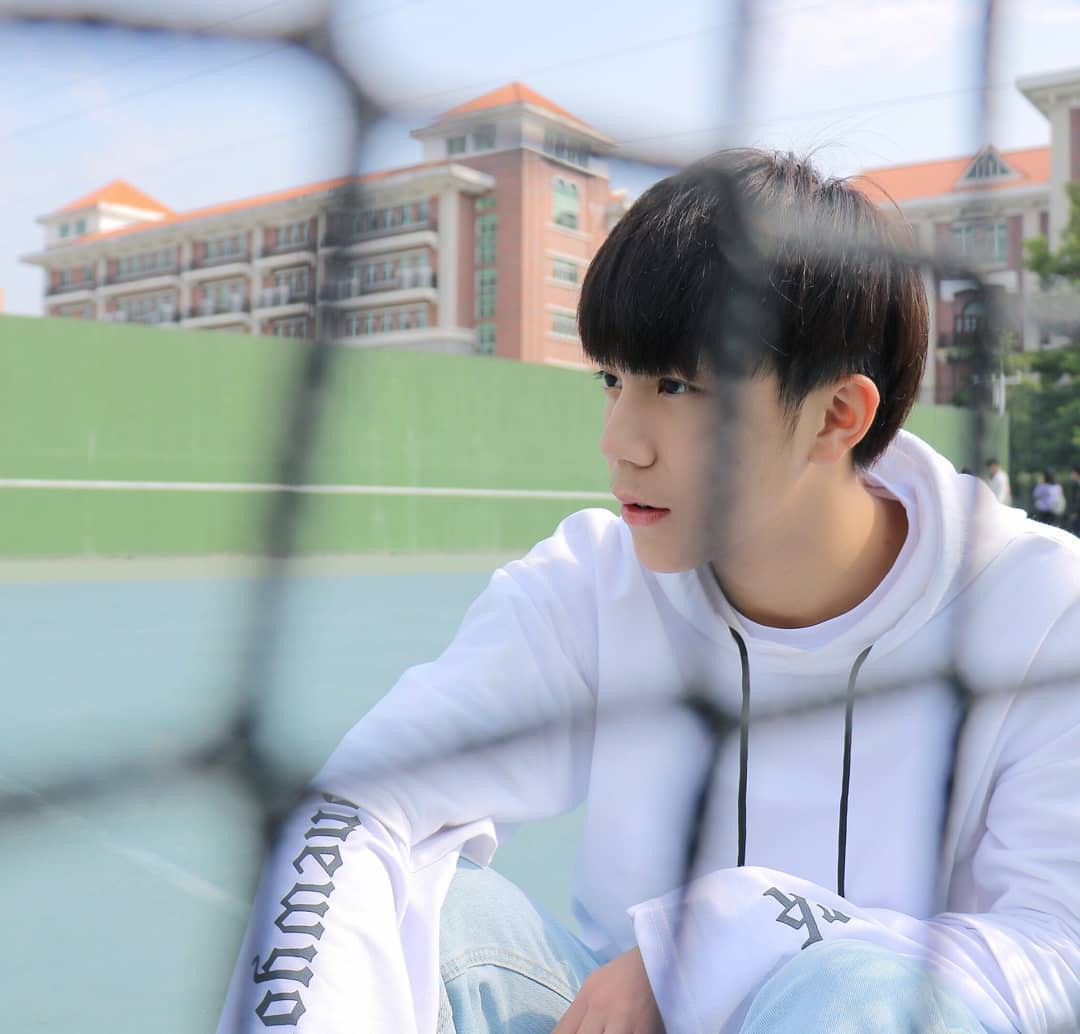 Nam sinh lớp 10, đã cao 1m81 lại còn lai Việt - Trung: Hot nhờ nhan sắc được ví với nam thần!