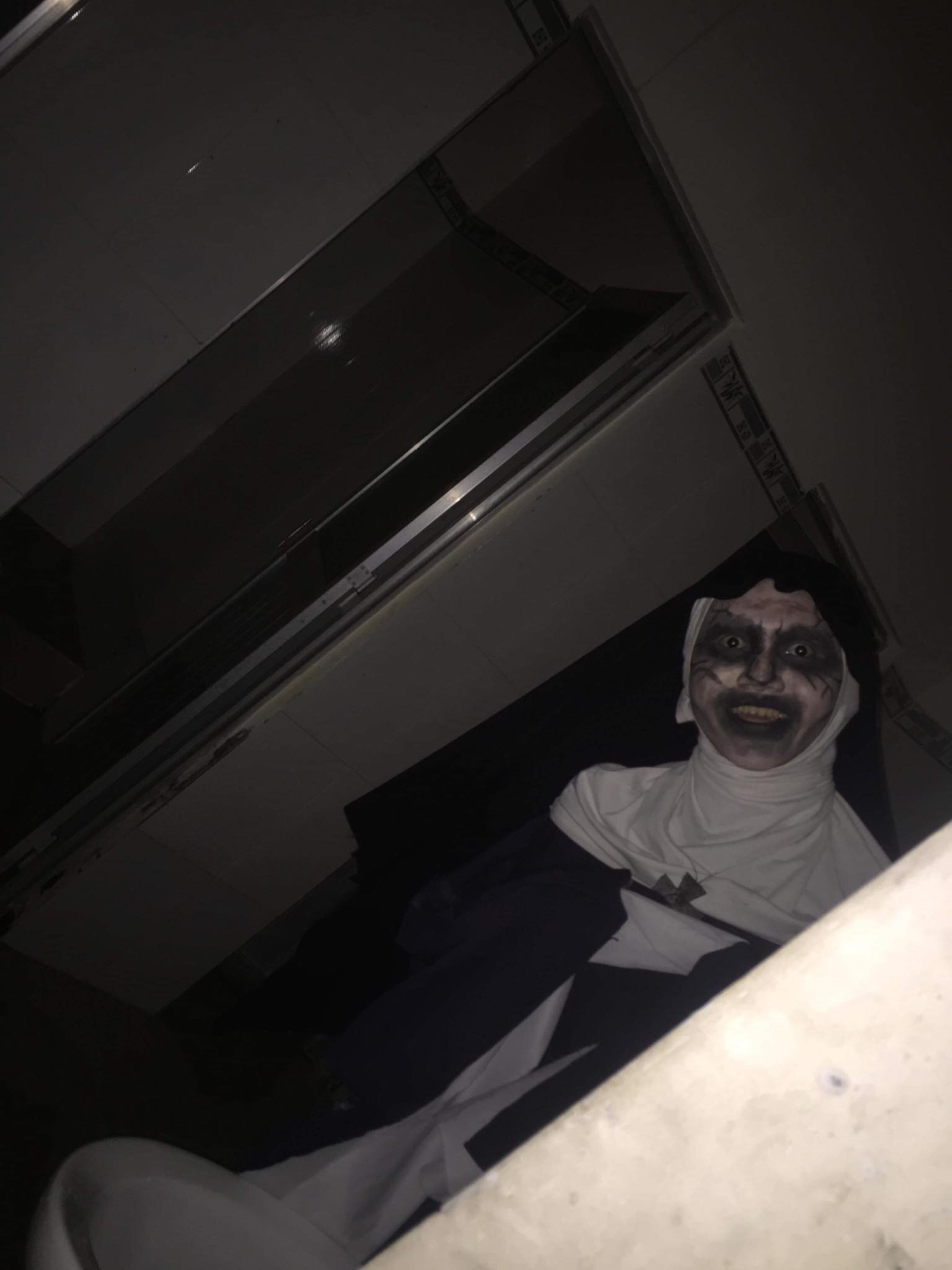 Lầy như học sinh, hóa thân thành Valak với những tố chất có 1 không 2: Hát hay, thích selfie và thích đi xe đạp điện