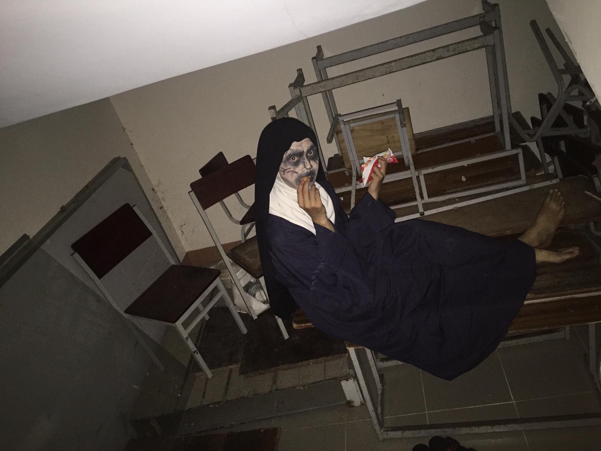 Lầy như học sinh, hóa thân thành Valak với những tố chất có 1 không 2: Hát hay, thích selfie và thích đi xe đạp điện