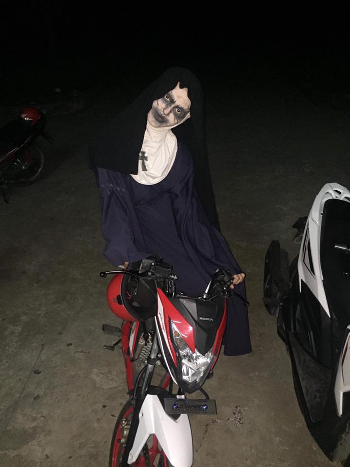 Lầy như học sinh, hóa thân thành Valak với những tố chất có 1 không 2: Hát hay, thích selfie và thích đi xe đạp điện