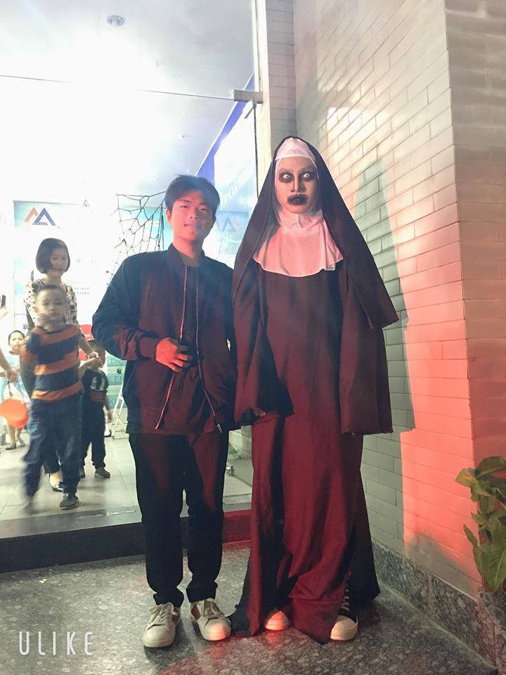 Lầy như học sinh, hóa thân thành Valak với những tố chất có 1 không 2: Hát hay, thích selfie và thích đi xe đạp điện