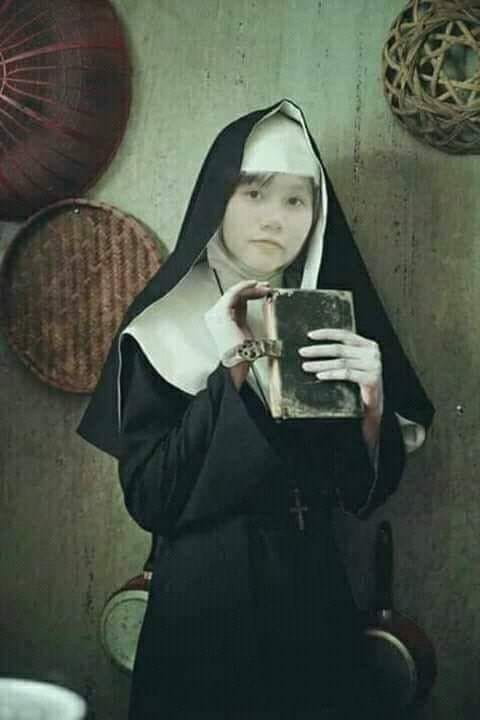 Lầy như học sinh, hóa thân thành Valak với những tố chất có 1 không 2: Hát hay, thích selfie và thích đi xe đạp điện