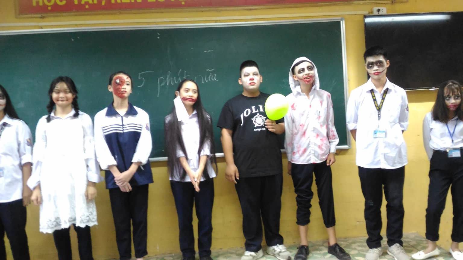 Lầy như học sinh, hóa thân thành Valak với những tố chất có 1 không 2: Hát hay, thích selfie và thích đi xe đạp điện