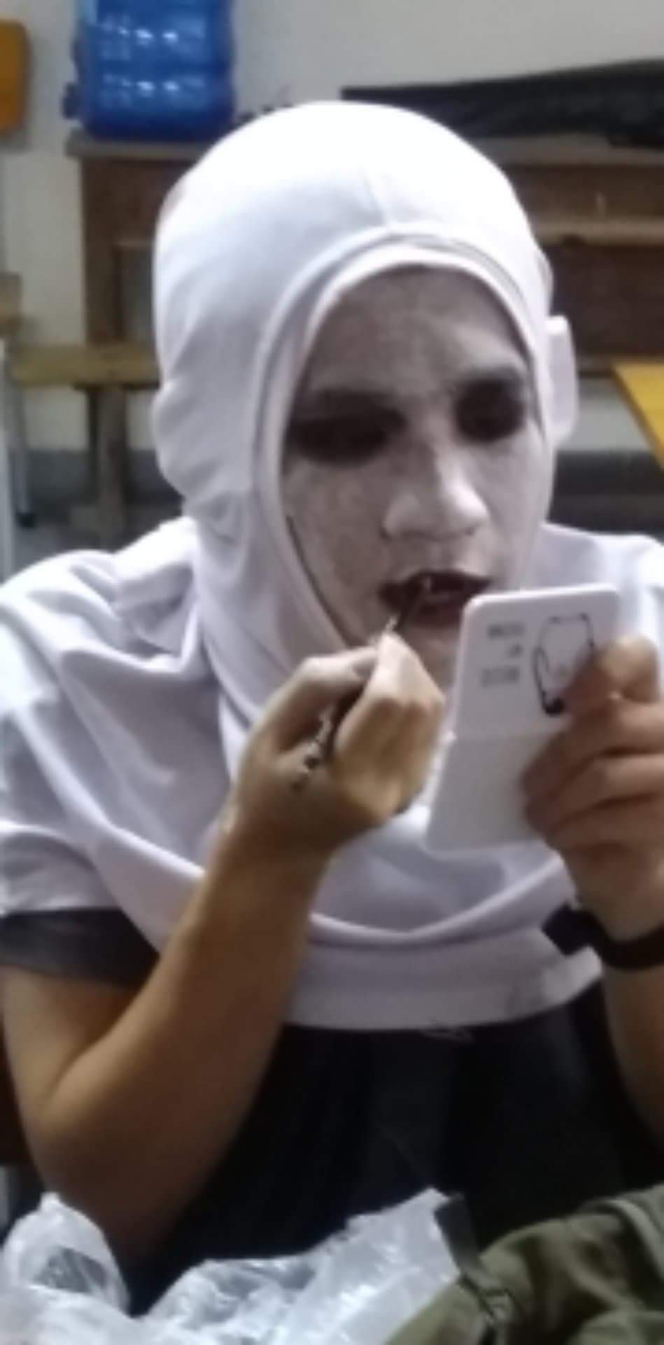 Lầy như học sinh, hóa thân thành Valak với những tố chất có 1 không 2: Hát hay, thích selfie và thích đi xe đạp điện