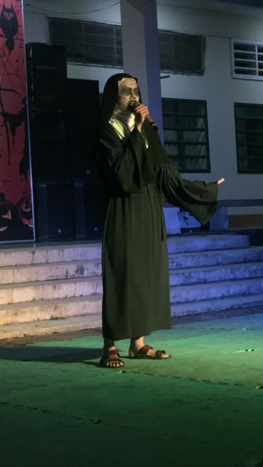 Lầy như học sinh, hóa thân thành Valak với những tố chất có 1 không 2: Hát hay, thích selfie và thích đi xe đạp điện