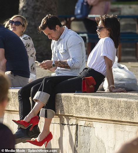 Đưa Harper và Cruz đi tắm biển, Victoria Beckham bị chỉ trích vì quá xa cách với các con