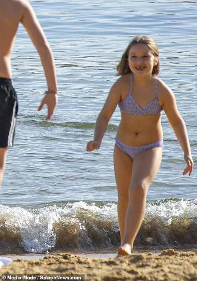 Đưa Harper và Cruz đi tắm biển, Victoria Beckham bị chỉ trích vì quá xa cách với các con