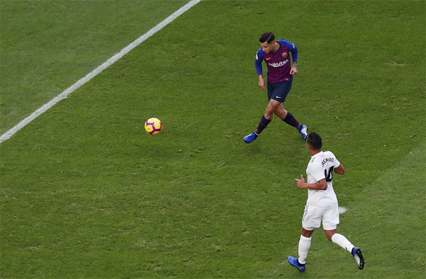 Suarez lập hat-trick, Barca đè bẹp Real