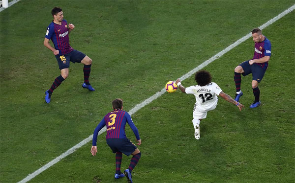 Suarez lập hat-trick, Barca đè bẹp Real