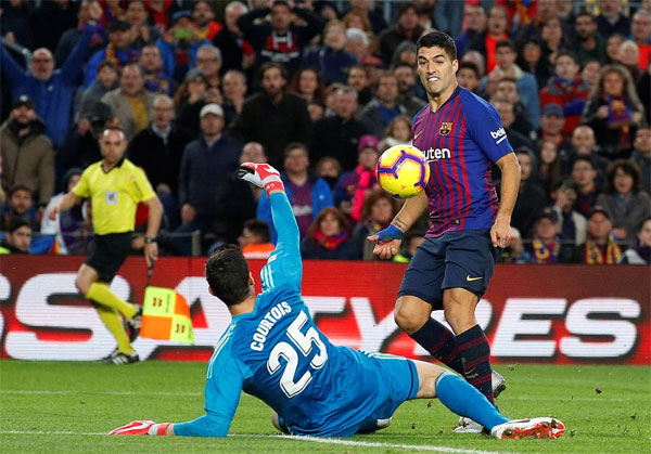 Suarez lập hat-trick, Barca đè bẹp Real
