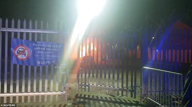 CĐV Leicester xếp hàng cầu nguyện cho tỷ phú Vichai phía ngoài SVĐ