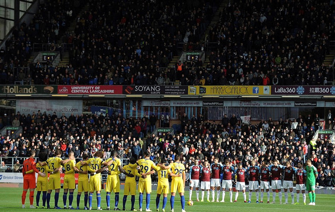 CĐV Leicester xếp hàng cầu nguyện cho tỷ phú Vichai phía ngoài SVĐ