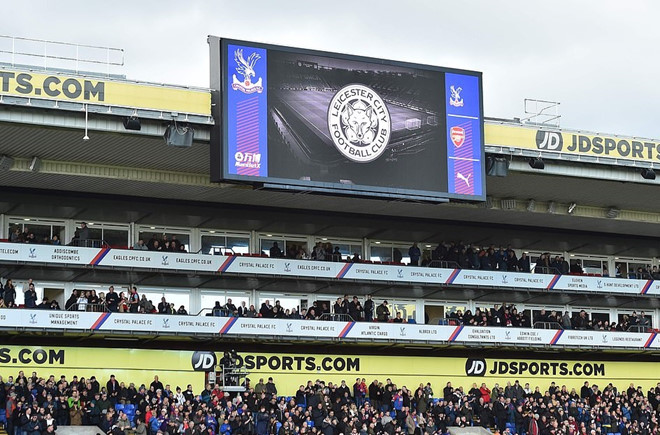 CĐV Leicester xếp hàng cầu nguyện cho tỷ phú Vichai phía ngoài SVĐ