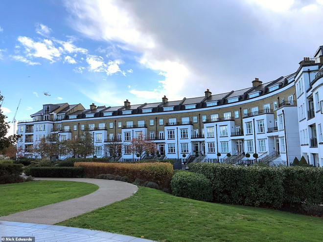 CĐV Leicester xếp hàng cầu nguyện cho tỷ phú Vichai phía ngoài SVĐ