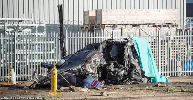 CĐV Leicester xếp hàng cầu nguyện cho tỷ phú Vichai phía ngoài SVĐ