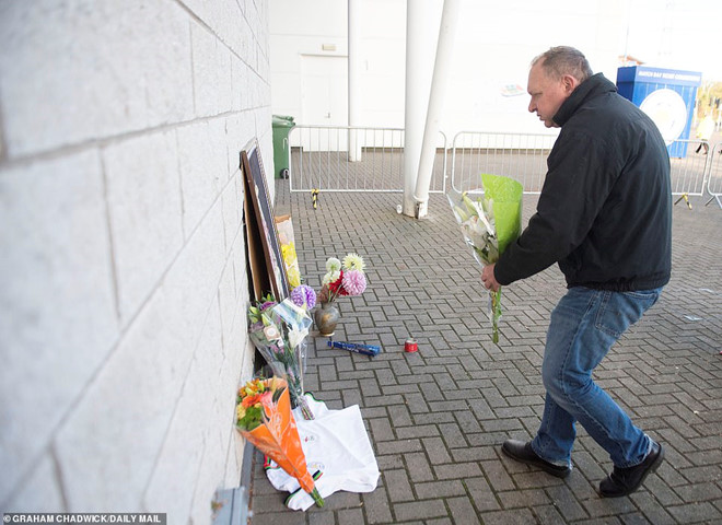 CĐV Leicester xếp hàng cầu nguyện cho tỷ phú Vichai phía ngoài SVĐ